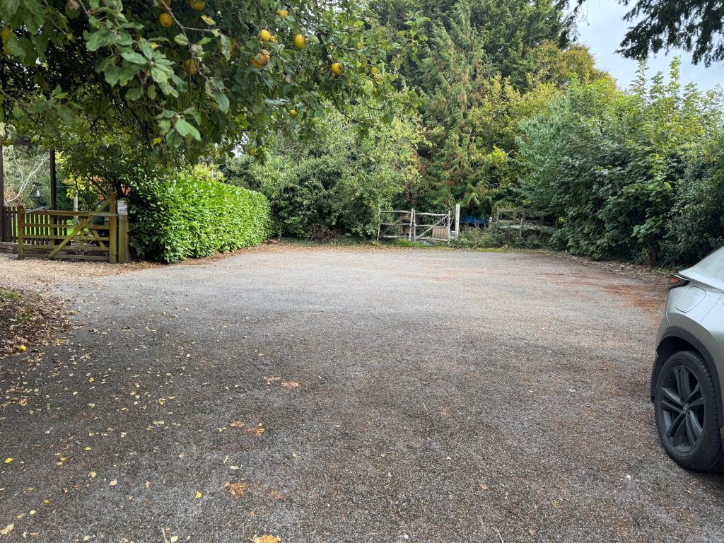 Lot: 66 - FREEHOLD SITE INCLUDING GARAGE AND LAND - Main driveway